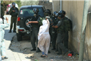 امراة فلسطينية تضرب الجنود الايرائيليين بالنعال