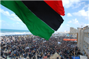 اول علم يرفع في ليبيا وتجمع كبير في بنغازي