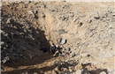 اطفال يلعبون مكان قصف صاروخ إسرائيلي