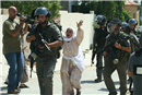 امراة فلسطينية تهاجم الجنود الاسرائيليين