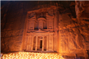 البترا في الليل