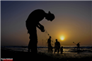 تجهيز شباك الصيد في بحر السودانية شمال غزة